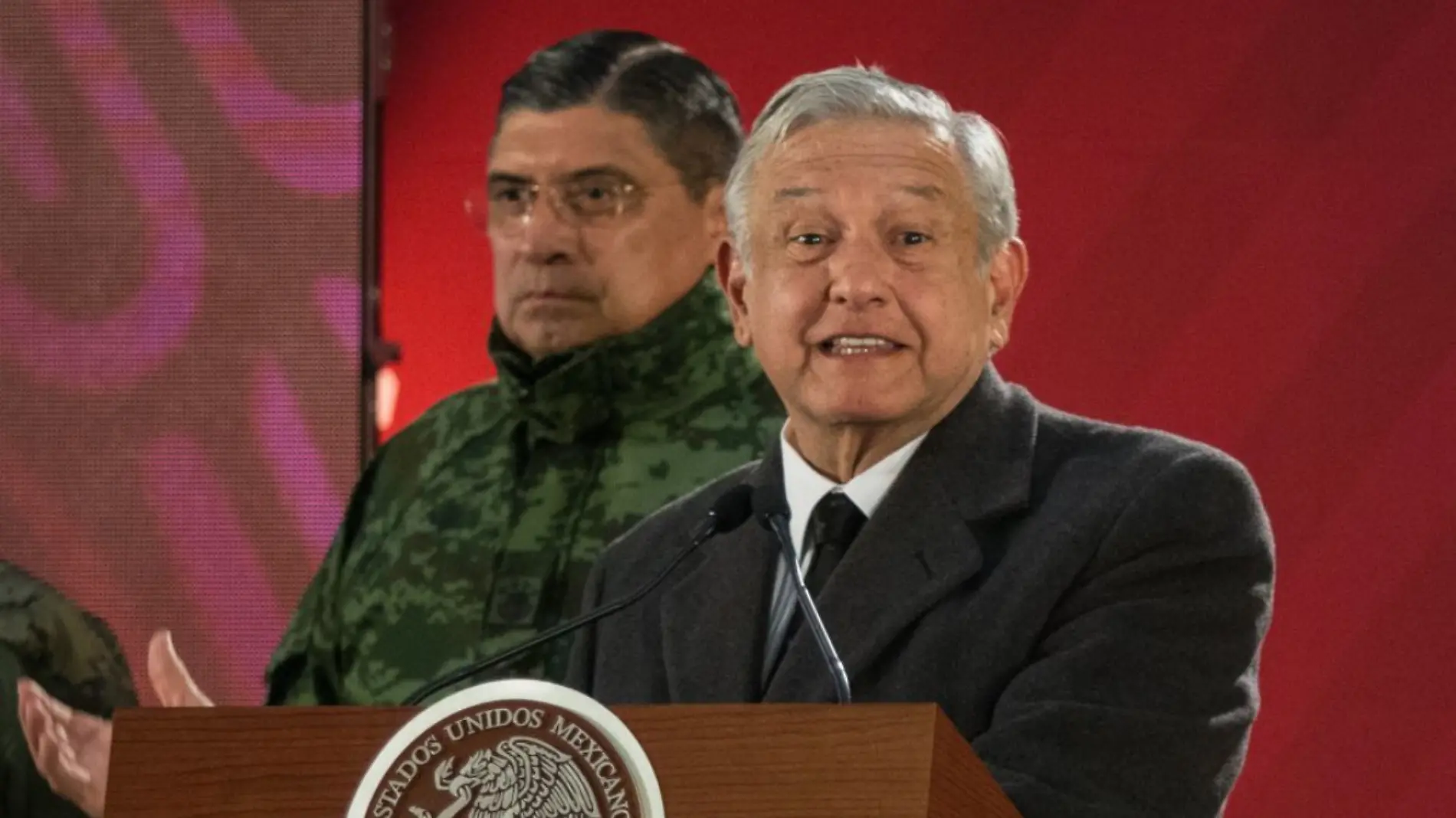 AMLO defiende titular de Sedena sobre hackeo